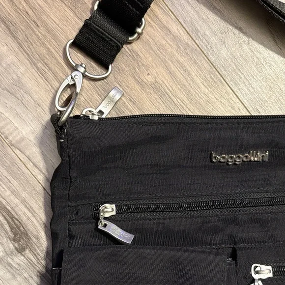 Baggallini Black Crossbody Bag - Picture 4 of 11